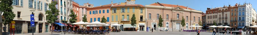 레퓌블리크 광장(Place de la République)과 극장