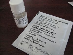 두코랄(Dukoral): 불활성화 백신 바이알과 탄산수소 나트륨 완충제 패킷