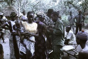 1973년 기니 간호사가 세네갈 지긴쇼르에서 제트 주사기를 사용하여 콜레라 예방 접종을 하는 모습