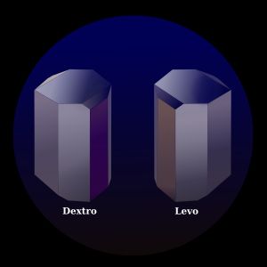 타르타르산(tartaric acid)의 두 가지 비대칭 결정 형태(asymmetric crystal forms), 즉 우회전(D-, dextrorotatory) 및 좌회전(L-, levorotatory)
