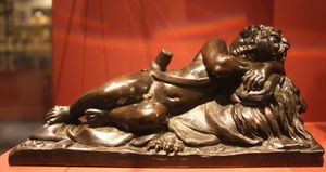 사자 가죽 위에 누워있는 청동 잠자는 큐피드(1635-40년), F 서명, 프락시텔레스 작품으로 여겨지는 대리석을 바탕으로 함