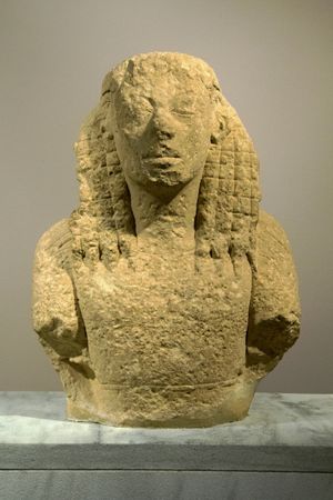 다이달로스 양식의 코레(Kore) 상반신 조각상, 포로스 석(poros stone). 엘레우테르나(Eleutherna), 고대 시대, 기원전 7세기.