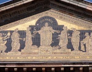 1851년 만국박람회 앞에 있는 빅토리아 여왕을 보여주는 내부 안뜰의 프리즈 세부 사항