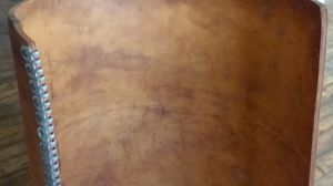 매사추세츠주 로웰의 서퍽 밀스(Suffolk Mills) 전시에서 한쪽 끝에 고정 장치가 있는 여러 겹의 가죽으로 만들어진 넓은 평벨트의 일부분