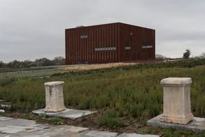 트로이 박물관 지상. 박물관이 위치한 전체 부지의 대부분은 지하 갤러리, 작업 공간 및 보관 공간의 지붕 역할을 한다. 이곳은 그림에 나와 있지 않은 경사로를 통해 접근할 수 있다. 야외 전시 공간도 있다.