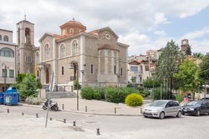시내의 대성당(성모 승천 대축일) 전경, 오른쪽 배경에 시계탑이 보임