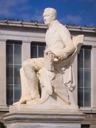 아테네 파네피스티미우 거리에 있는 국립 카포디스트리아스 대학교 앞에 있는 이오아니스 카포디스트리아스 동상 (게오르기오스 보나노스 작품)