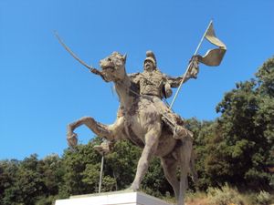 라마부니}}(Ramavouni)에 있는 그의 출생지에 세워진 코로코트로니스의 위풍당당한 동상