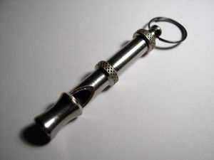 개와 다른 동물들을 훈련시키는 데 사용되는 초음파 범위의 소리를 내는 개 휘슬