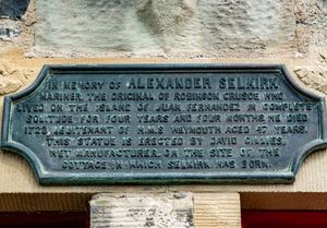 셀커크를 기리는 청동판이 건물에 부착되어 있음
