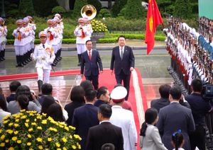 의장대를 사열하는 보반트엉과 윤석열 대한민국 대통령