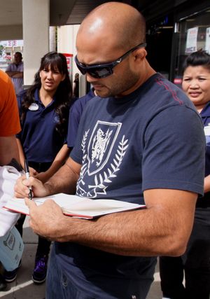 펜의 자서전 Why I Fight에 사인하는 모습