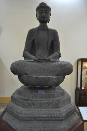 (복제품) 1057년 리 왕조 시대에 조각된 Phật Tích 사원의 아미타불상