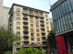 철거된 뒤 현재 미술관 부속 건물이 들어선 두몽트 아담스 고층 건물