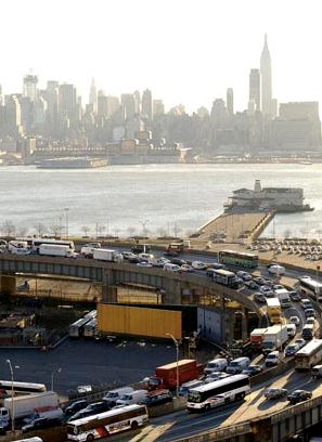 오전 출근 시간, 링컨 터널 톨게이트에 접근하기 위해 일반적으로 서쪽 방향 차선을 사용하는 버스들