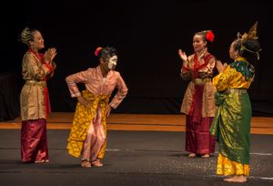 빈탄 섬(Bintan)의 마크 용(Mak Yong) 무용수들