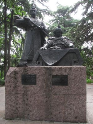 손권과 손책(오른쪽)의 조각상