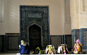 사원 벽면의 미흐랍은 기도할 때 향해야 하는 키블라 방향을 가리킨다. 우즈베키스탄 사마르칸트의 샤히 진다에서 촬영한 사진.