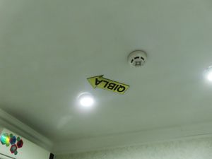 호텔 천장에 게시된 키블라 화살표(우즈베키스탄 타슈켄트에서)