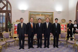 아피싯 웨차치와 태국 총리가 정해문 주 태국 대한민국 대사를 접견하였다 (2010년).