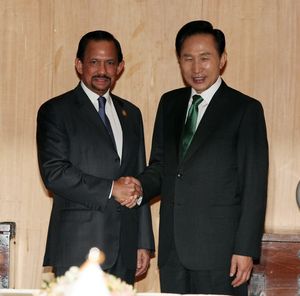 2009년 6월 1일 한-브루나이 정상회담, 이명박 대통령(오른쪽)과 하사날 볼키아 브루나이 국왕.