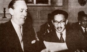 알란 렉스-보이드(Alan Lennox-Boyd)와 오마르 알리 사이푸딘 3세, 1959년 런던 브루나이 협정 서명식