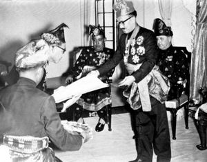 1959년 라파우(Lapau)에서 오마르 알리 사이푸딘 3세가 브루나이 첫 수상에게 임명장을 수여하는 모습
