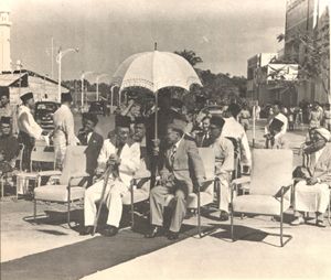 압둘 라만 국왕(왼쪽)과 오마르 알리 사이푸딘 3세(오른쪽), 1959년