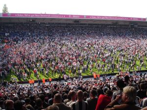 대탈출 이후의 군중 장면, 2005년 5월 15일. 시즌 마지막 날 최하위에서 강등을 면한 후 팬들이 경기장에 입장하고 있다.