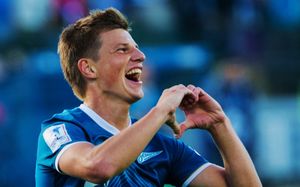 안드레이 아르샤빈}}이 '하트' 제스처로 골 세리머니를 하고 있다