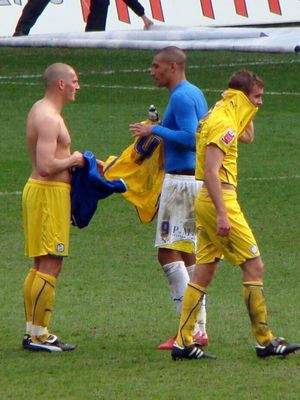 웨일스 카디프에서 경기 후 유니폼을 교환하는 두 선수