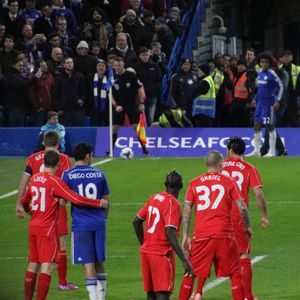 리버풀 (빨간색) 선수들이 첼시 (파란색) 코너킥을 수비할 준비를 하는 모습.