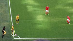 벨기에의 에당 아자르 (왼쪽, 노란색)가 2018 FIFA 월드컵에서 잉글랜드 (빨간색)를 상대로 쇼트 코너킥을 시도하는 모습.