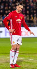 아디다스 빨간색 축구화를 신은 즐라탄 이브라히모비치