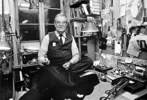 장인 재단사 아그네 위데하임(1918~2007), 스웨덴, 재단사 자세