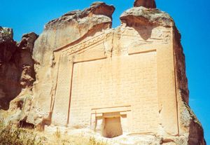 에스키셰히르 근처 미다스 도시의 무덤(기원전 6세기)