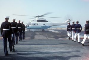 수빅 베이 해군 기지에서 코라손 아키노 대통령을 태운 아에로스파시알 SA-330 푸마