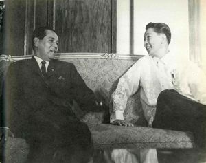 1965년 12월 30일, 대통령 당선자 페르디난드 마르코스가 말라카냥 궁 음악실에서 재임 중인 대통령 디오스다도 마카파갈을 만났다.