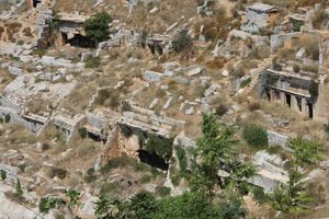 키레네의 네크로폴리스에 있는 암석 굴착 무덤