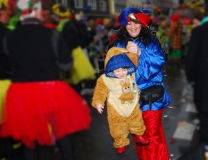 아헨은 가족들이 화려한 의상을 입는 카니발(Karneval, Fasching)로도 유명하다.