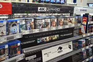 초기 UHD 블루레이 출시 at Best Buy: UHD 블루레이 디스크 플레이어도 출시되었다.