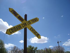 "멈추시오, 보시오, 그리고 들으시오" 표지판이 있는 아르헨티나의 건널목.