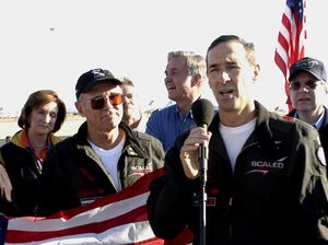 (왼쪽부터) 메리언 블레이클리, 미국 연방항공청(FAA) - 청장. 상업 우주 비행사 - 마이클 윈스턴 "마이크" 멜빌 - 리처드 찰스 니콜라스 브랜슨 경 - 엘버트 레앤더 "버트" 루턴 - 윌리엄 브라이언 비니 & 폴 가드너 앨런이 임무 완수를 회고하고 있다(2004년 10월 4일)
