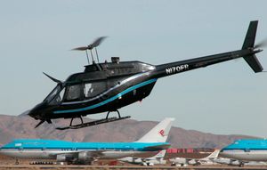 국립 시험 조종사 학교(National Test Pilot School)의 OH-58C. 평평한 앞 유리와 적외선 배기 가스 억제기를 주목하십시오.