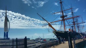 포츠머스 항구 옆에 정박한 영국 해군 전함 워리어의 측면 모습. 멀리 왼쪽에 스피나커 타워가 보인다.