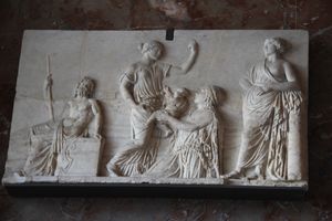 가이아가 아테나에게 에리크토니오스를 맡기는 모습. 왼쪽부터 헤파이스토스, 아테나, 에리크토니오스, 가이아, 아프로디테. 아테네의 헤파이스토스 신전에서 온 것으로 알려져 있다. 펜텔리코스 대리석. 서기 100~150년. 루브르 박물관