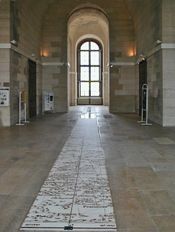 파리 천문대의 자오선실(다른 이름으로 카시니실). 파리 자오선이 바닥을 가로지른다