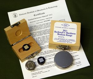 미국 국립표준기술연구소(NIST)의 경도 표준물질(SRM 2811). 록웰 경도 시험법에서 C 스케일의 경도임이 보장된다.