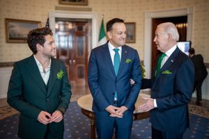 2023년, 조 바이든 미국 대통령이 세인트 패트릭의 날 행사 전에 호런과 아일랜드 총리 리오 바라드카와 이야기하는 모습