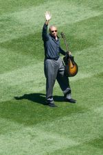 기타 연주를 선보이는 윌리엄스